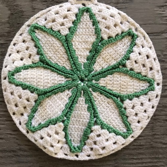 Handcrafted Vintage Crochet Pinwheel Potholders - Red and Green - Christmas - Picture 3 of 6